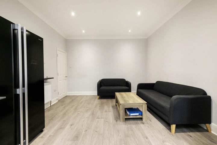 			5 Bedroom, 1 bath, 1 reception House			 Burnley Road, DOLLIS HILL